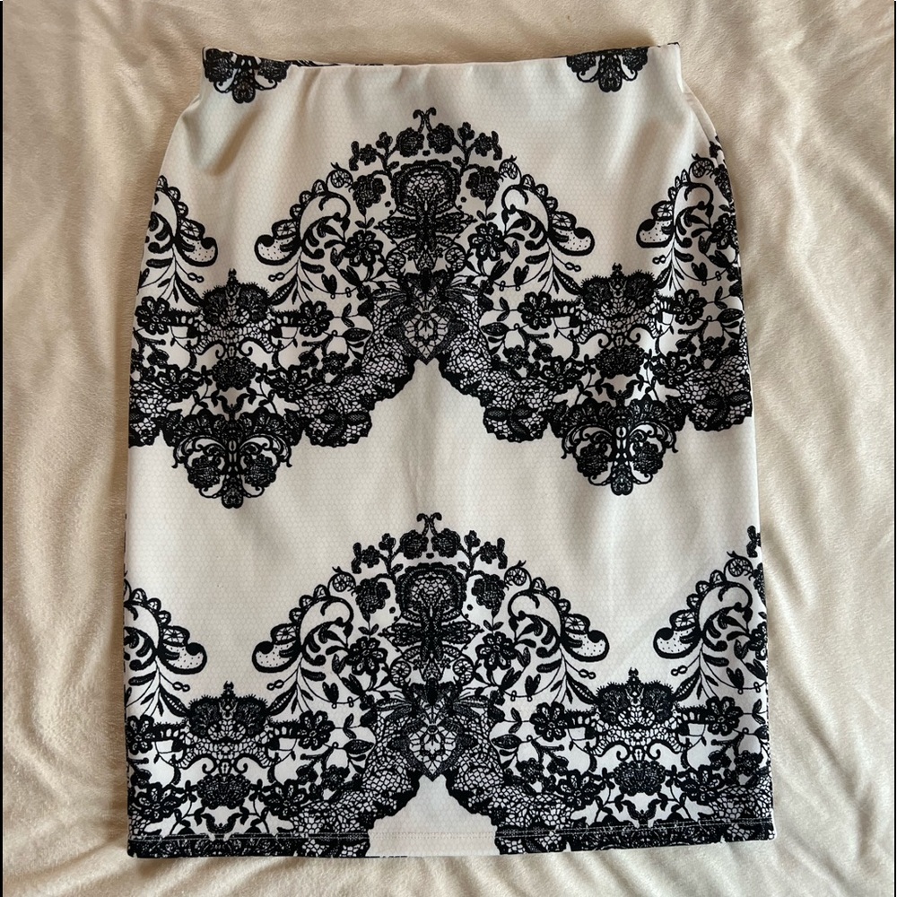 NYCC black and white, lace pattern, pencil skirt, medium